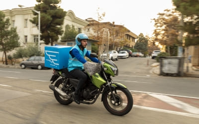 alopeyk-courier-picking-up-a-parcel