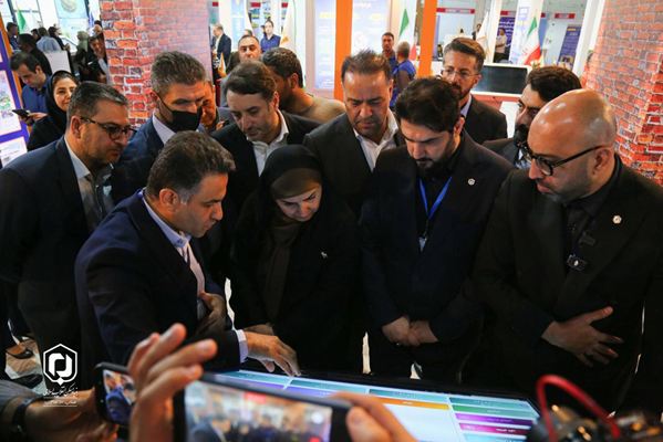 بازدید وزیر راه و شهرسازی از غرفه بنیاد مسکن انقلاب اسلامی در ششمین نمایشگاه بین المللی «توانمندی‏های روستایی و عشایر»